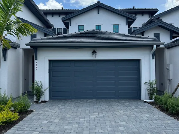 7502 Rockefeller Dr, Naples, FL 34119