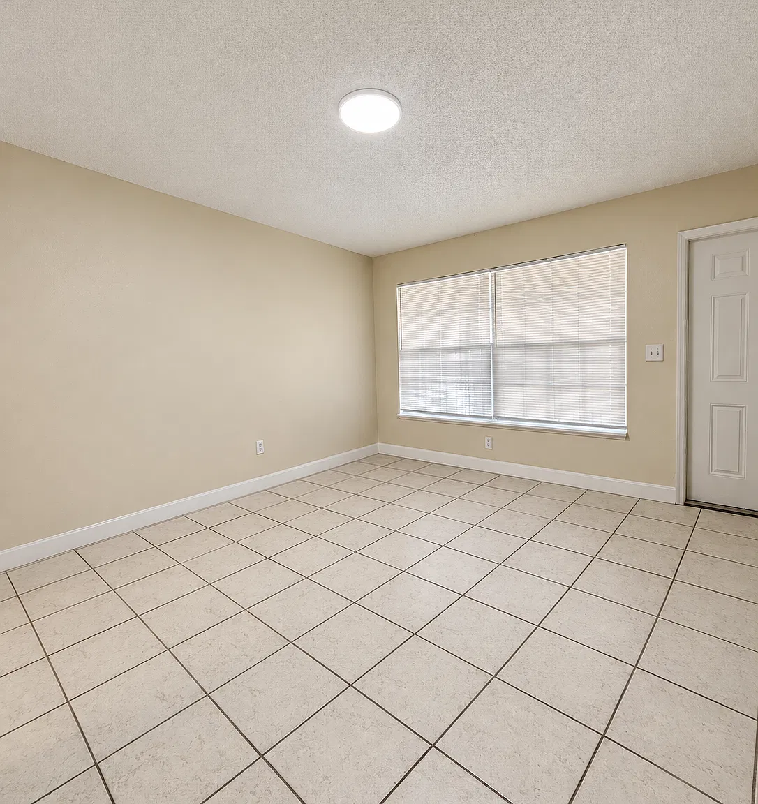 3 bed, 1120 sqft, $3,330 — Photo 4
