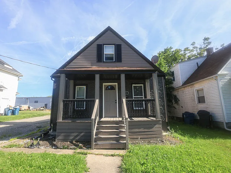 216 E 33rd St — Photo 24