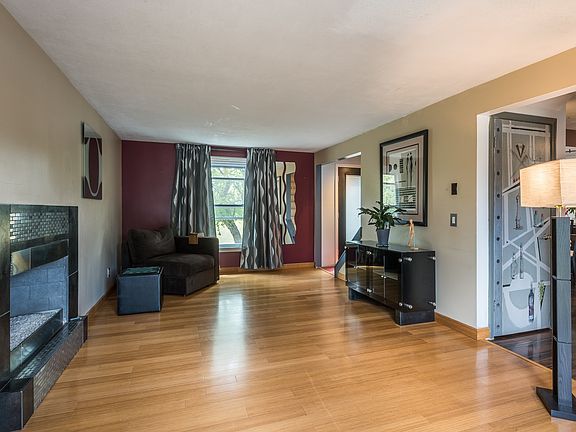 5th image of 1746 Maplewood Dr