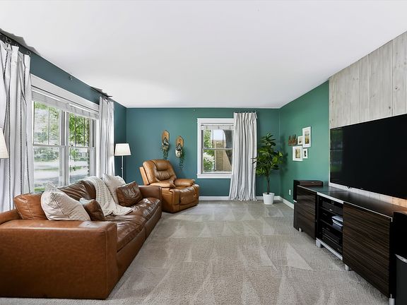 4th image of 2535 Pleasant Way W