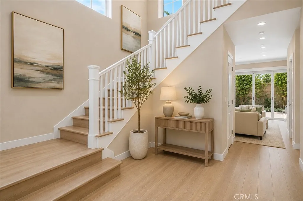 3 bed, 2.5 bath, 2052 sqft, $5,200 — Photo 2