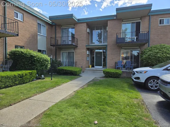 1942 Axtell Dr APT 8, Troy, MI 48084