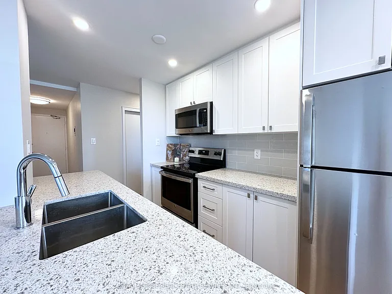 565 Avenue Rd #706 — Photo 6