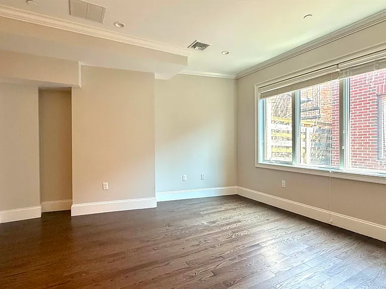 371 Main St #8 — Photo 5