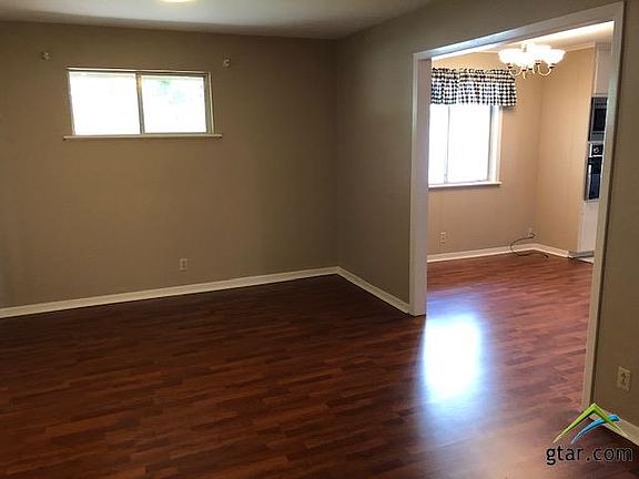 3rd image of 3124 Rosemary Ln