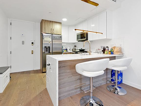 4th image of 279 Sumpter St #2B