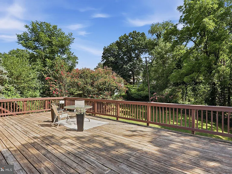 19 Fairview Ave — Photo 32