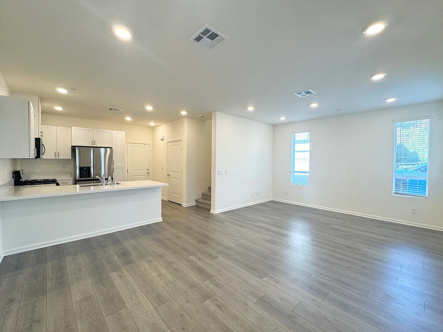 3 bed, 2.5 bath, 1627 sqft, $3,700 — Photo 3