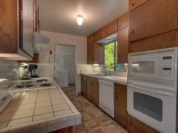 4th image of 1305 Alpine Way