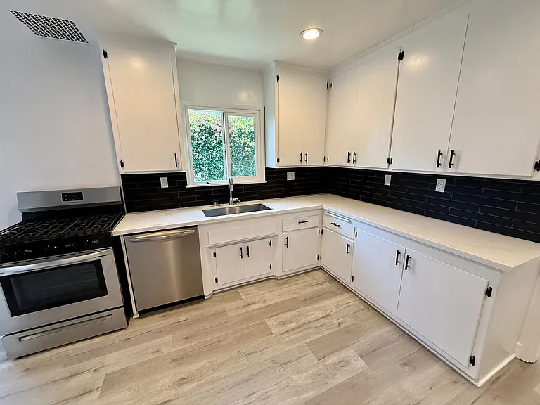 449 Oakhurst — Photo 6