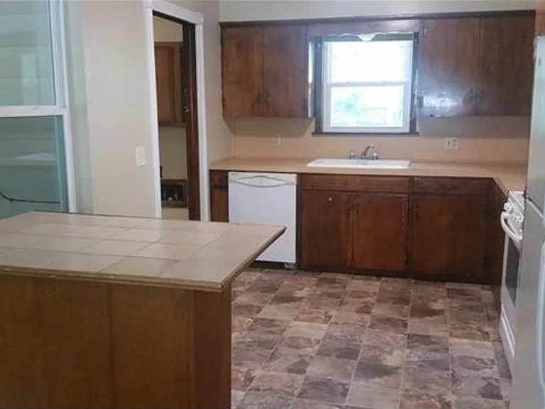 1223 Roosevelt Ave — Photo 3