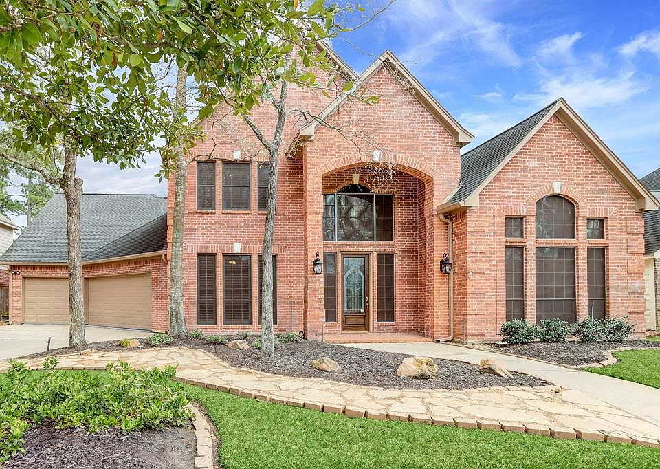 Beautiful home on Cul de Sac boasting solar screens for energy efficiency.