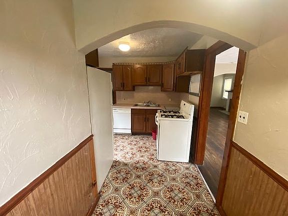 5th image of 114 E 220th St