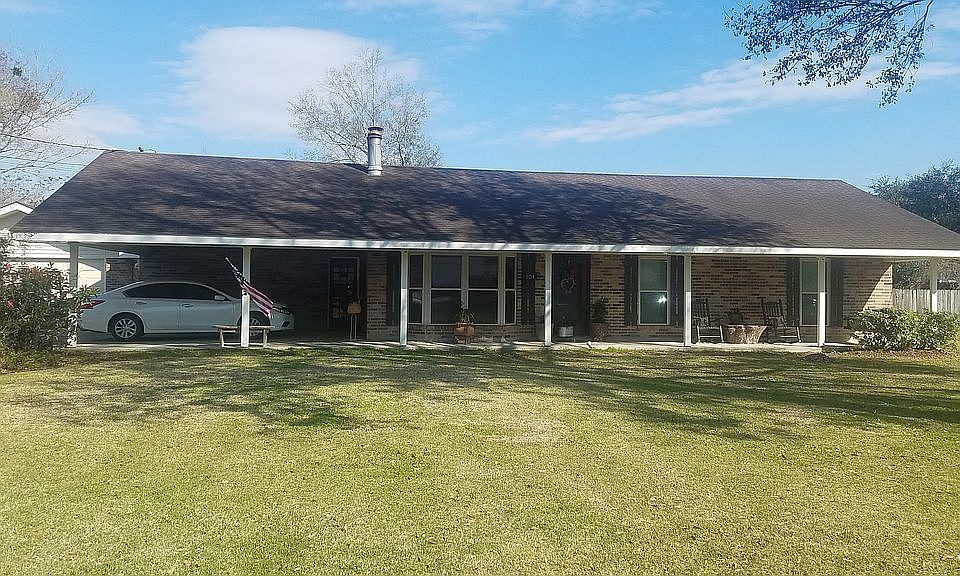  Large shaded  front lot. 