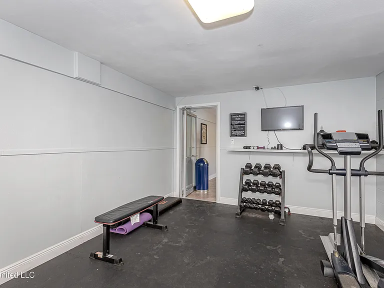 2421 Beachview Dr — Photo 48