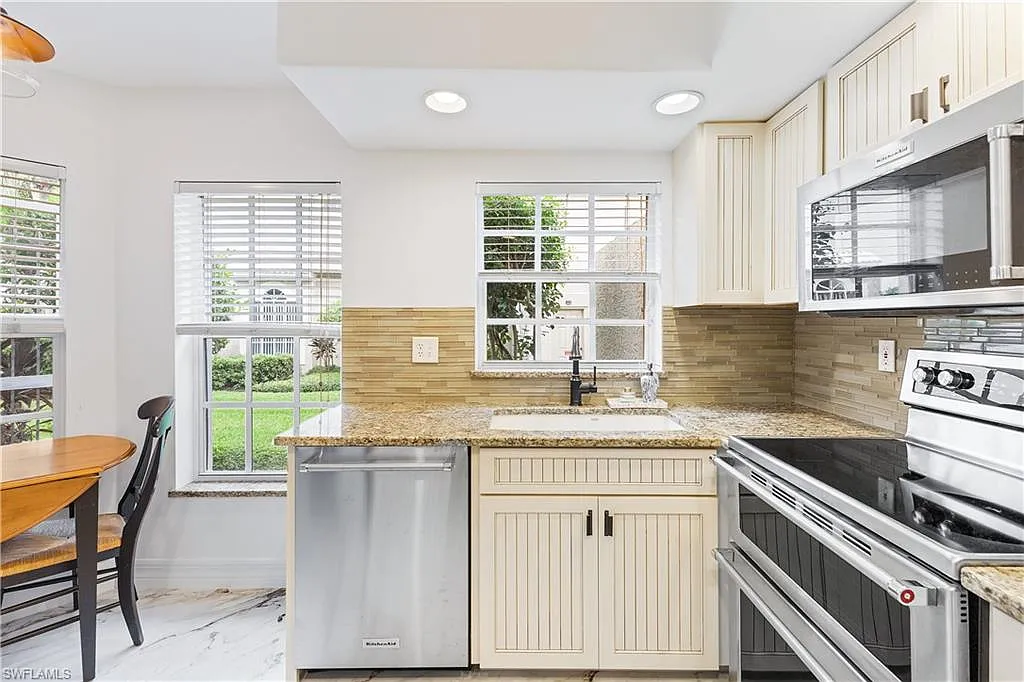 3 bed, 2.0 bath, 1222 sqft, $5,000 — Photo 3