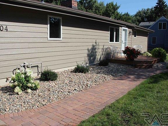 2nd image of 704 S Gordon Dr