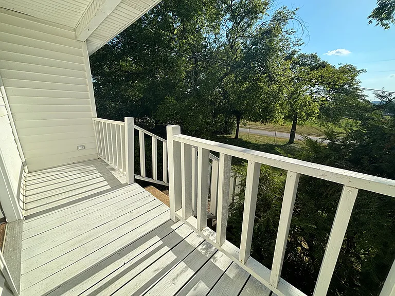 815 Woodlawn Ave — Photo 2