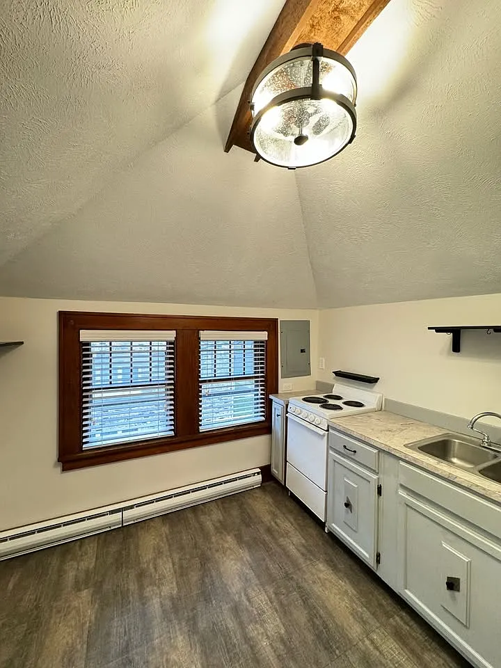 1004 B Street - 1 — Photo 3