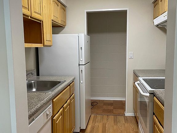 3rd image of 100 Towne House Vlg