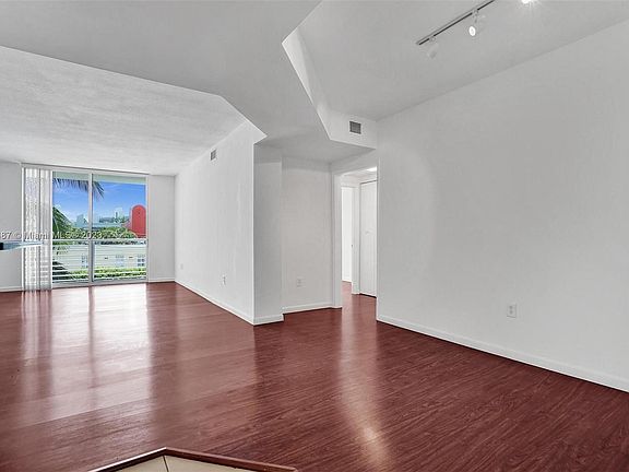 5th image of 18800 NE 29th Ave APT 313