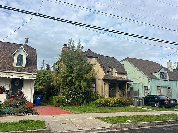 3rd image of 3135 Sheffield Ave