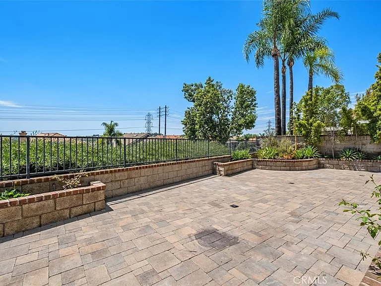 22481 Ivy Rdg — Photo 37