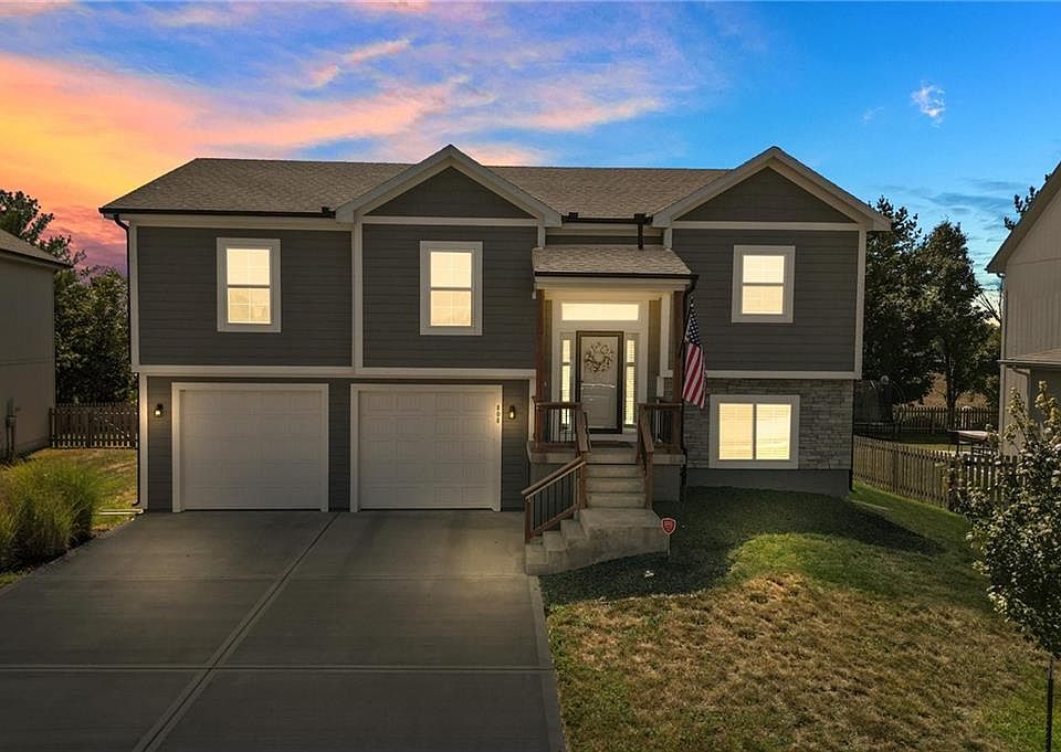 1st image of 808 SE Holly Ct