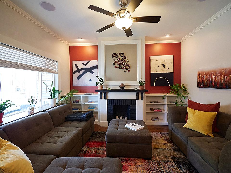 Expansive first-floor living area, featuring tall 9'5 feet ceilings.