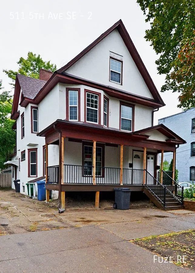 Spacious 6 Bedroom, 2 Bathroom Upper-Level Unit of Duplex near U of M, Dinkytown & NE Minneapolis — Photo 4