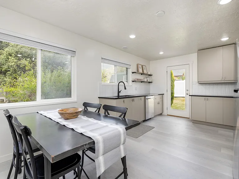 367 Grove Creek Dr — Photo 5