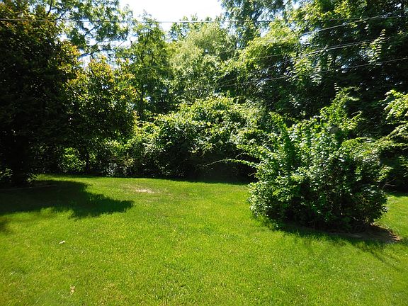 4th image of 484 Summit Dr
