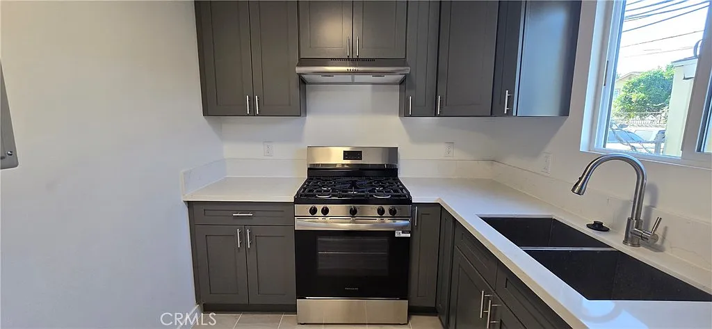 3 bed, 850 sqft, $3,000 — Photo 3