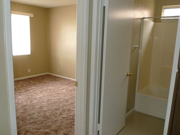 4th image of 16043 Green Hill Dr APT 4