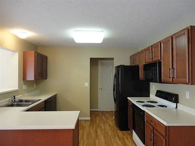 4 bed, 2.5 bath, 1932 sqft, $2,605 — Photo 2