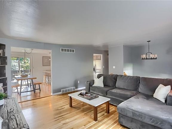 4th image of 247 Greenwood Dr