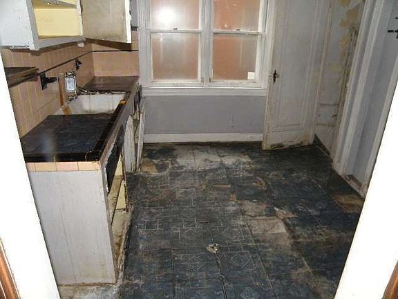 5th image of 10830 Whitehill St