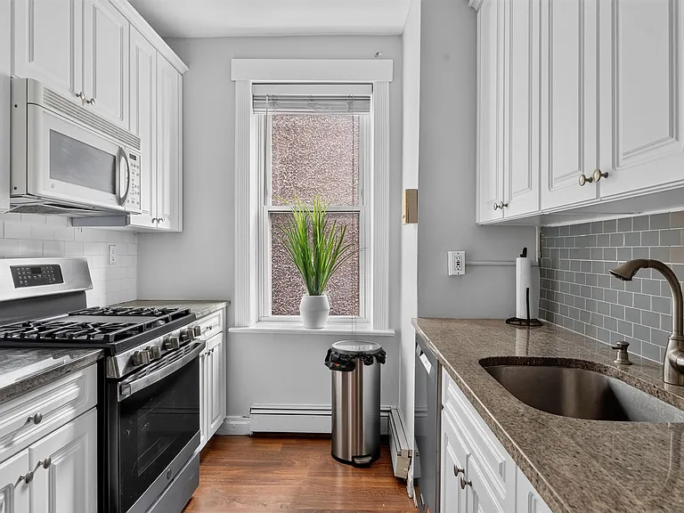 625 Washington St #2 — Photo 8