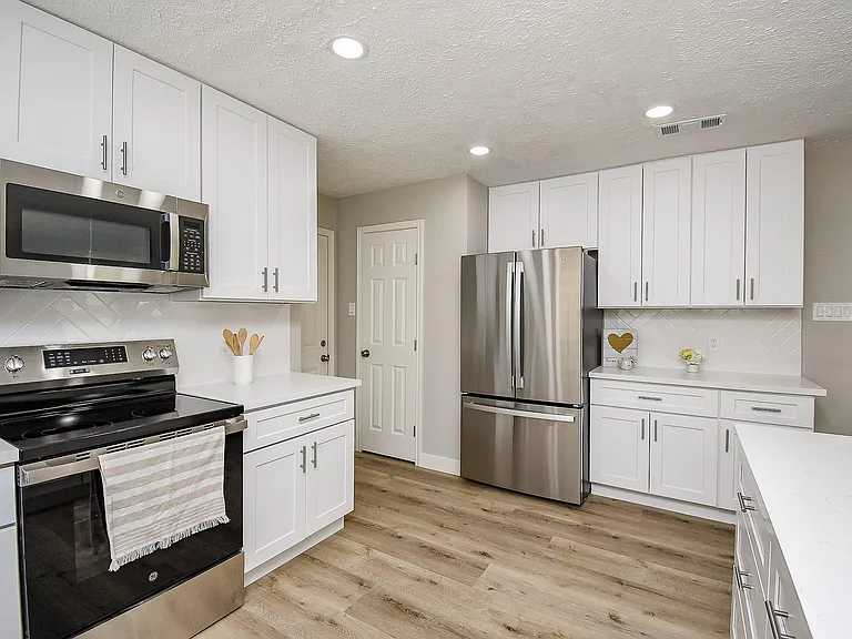 2835 Colony Dr — Photo 12