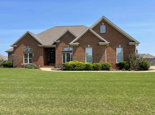 33 Holli Ln, Muscle Shoals, AL 35661