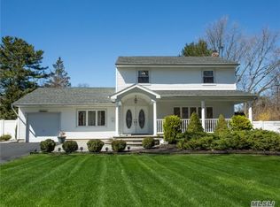 16 Soma Ln, Commack, NY 11725