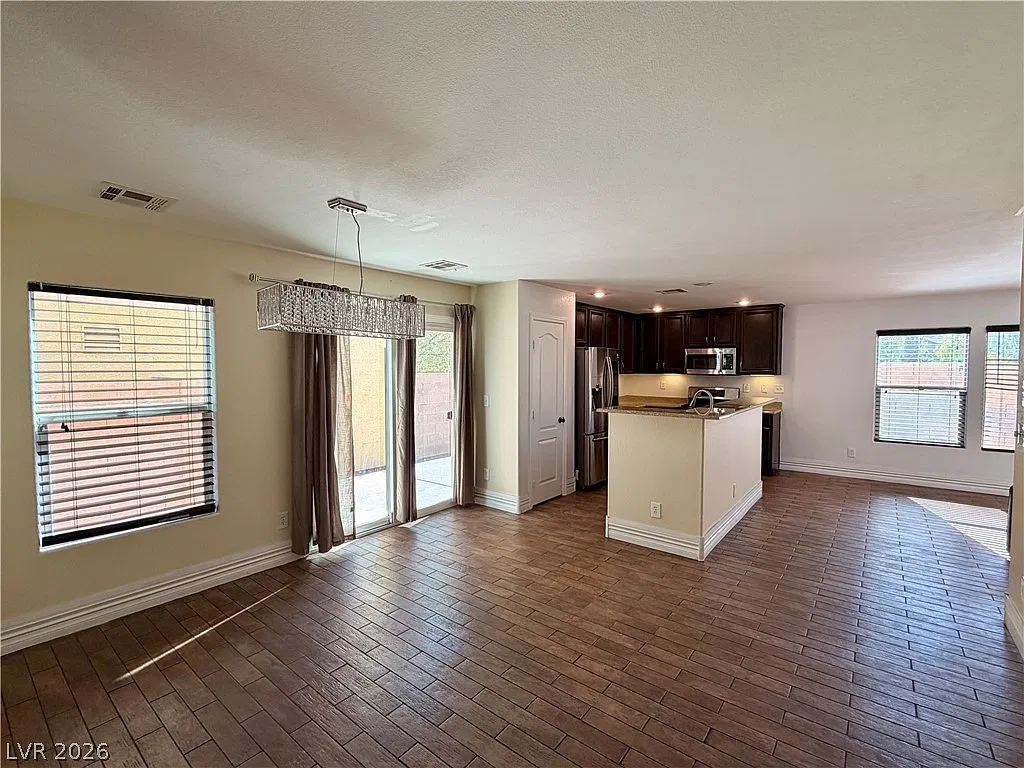 3 bed, 2.5 bath, 1611 sqft, $2,000 — Photo 2