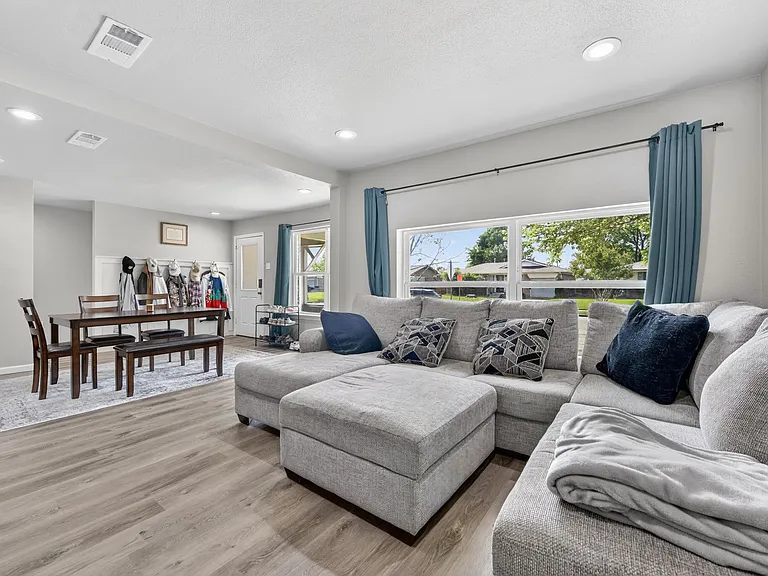 324 N Shore Pl — Photo 4