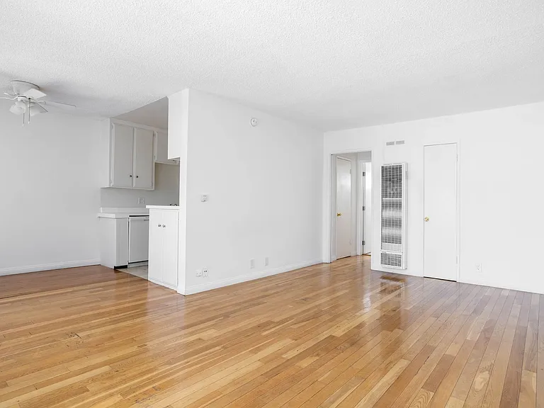 725 N Hayworth Ave — Photo 1