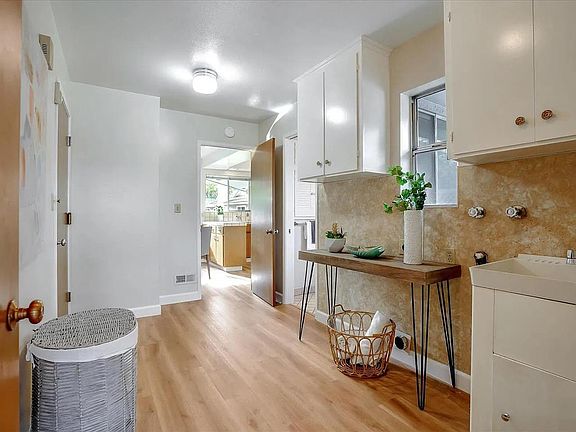 5th image of 2461 Plummer Ave