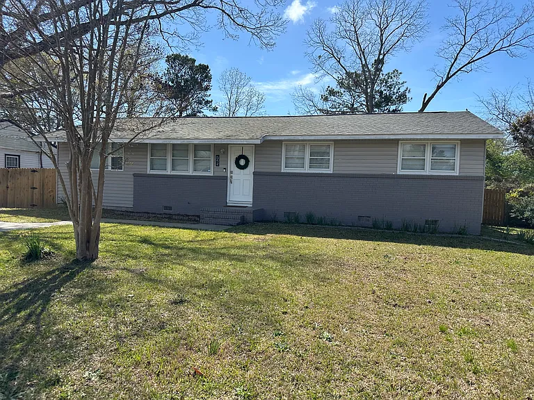 725 W Phillips Dr — Photo 2