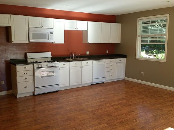 Kitchen w/ dishwasher