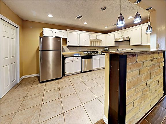 3rd image of 2768 Burlington Blvd