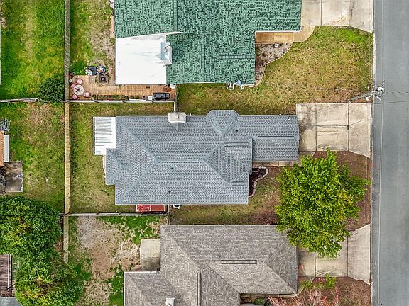 3rd image of 1906 Summer Hills Ln